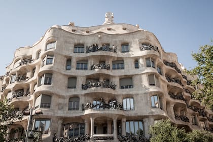 La Pedrera o Casa Milà se inspiró en las olas del Mediterráneo y fue concebido como inmueble para alquilar, más una planta principal para sus dueños originales. 