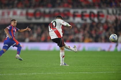 La pegada de Juanfer, su diferencial: aquí, envía el centro que terminará en el 2-2 agónico ante San Lorenzo