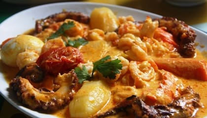 La peixada alagoana, guiso de pescado cocido en trozos grandes con verduras, hierbas y leche de coco