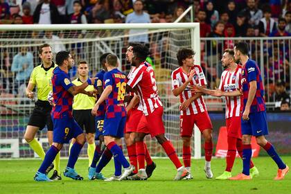 La pelea continuó entre otros jugadores tras el cruce entre Messi y Joao Félix