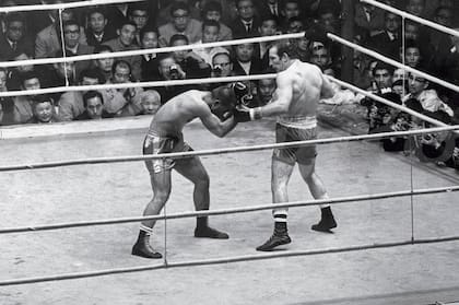 En el centro del ring, Locche domina a voluntad a Fujii