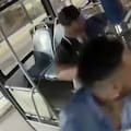 Un chofer se agarró a piñas con un pasajero mientras el colectivo circulaba por la avenida