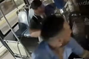Un chofer se agarró a piñas con un pasajero mientras el colectivo circulaba por la avenida