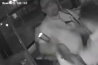 Un chofer abandonó el colectivo en movimiento para pelearse con un pasajero