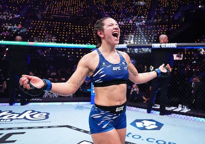 La peleadora ataca en la jaula, baila cuando hay música, se ríe de sus propios chistes, es soberbia con los abucheos y arenga los festejos, así manifiesta su personalidad.