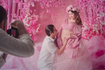 La película cuenta el caso real de Alejandra. Frente a su deseo de ser madre —y la presión de su entorno familiar, que la percibe fallida—, finge un embarazo y desata un escándalo mediático, al desmoronarse la farsa