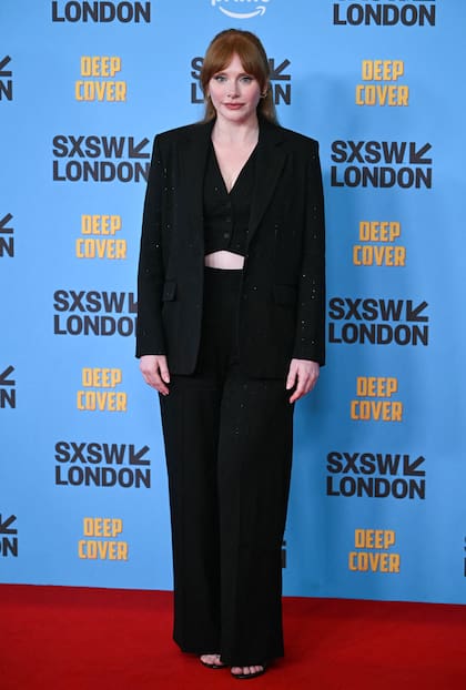 La película está protagonizada por Bryce Dallas Howard, Orlando Bloom y Nick Mohammed y cuenta la historia de tres actores de improvisación a los que la policía les pide que se infiltren en los bajos fondos de Londres