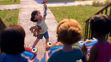 La película muestra cómo los niños se interesan cada vez más por la tecnología en lugar de por sus juguetes tradicionales.