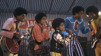 La película narra la vida de Jackson, desde sus inicios en The Jackson 5 hasta el superestrellato
