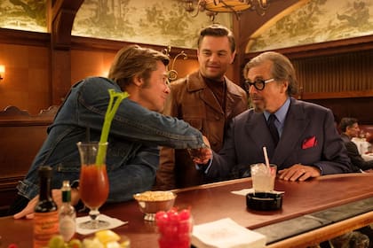 Brad Pitt, Leonardo DiCaprio y Al Pacino en una escena de la novena película de Tarantino