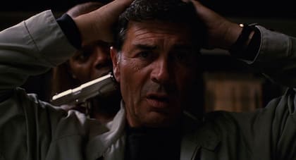 La película traslada la acción de Miami, ciudad emblema de la narrativa de Elmore Leonard, a Los Ángeles, donde Tarantino evoca su conocimiento de los últimos recovecos de South Bay.