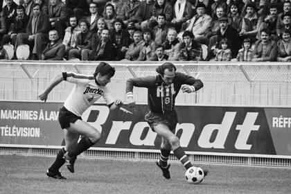 La pelota al pie del goleador: Carlos Bianchi es el décimo máximo artillero de la Ligue 1