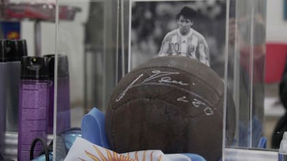 La pelota autografiada, un souvenir que el estilista atesora