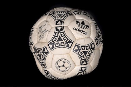 La pelota del Mundial 86 con la que Maradona marcó los dos goles más emblemáticos de su carrera
