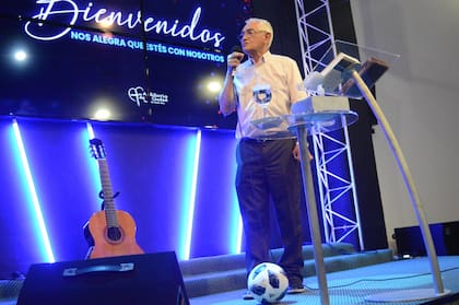 La pelota, la guitarra y la iglesia, tres pasiones que atraviesan hoy la vida de Pancho Sa. Aquí, predicando con su palabra.