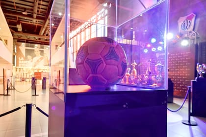 La pelota naranja esté en el Museo River, cerca de los trofeos internacionales que ganó el conjunto millonario, en dónde se destacan la Copa Intercontinental de 1986 y la Copa Libertadores, entre otras