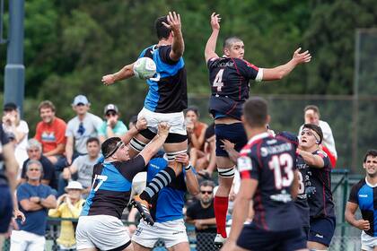 La pelota pasa de largo en el line-out entre CUBA y Buenos Aires Cricket & Rugby, que complicó al nuevo semifinalista en Villa de Mayo.