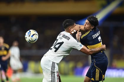 La pelota pasa, el jugador no; Miño frena el intento de avance del Changuito Zeballos