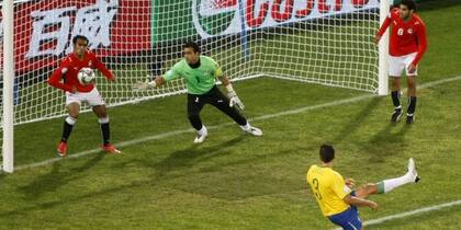 La pelota pega en la mano de Ahmed Al Muhamadi, tras el disparo de Lucio