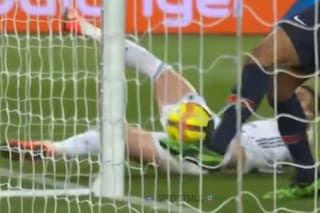 El peor error. Se quiso "robar" un gol y terminó sacando la pelota del arco