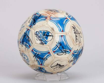 La pelota que perteneció a Riquelme y que lleva las firmas de sus compañeros de aquel Boca campeón del 2000