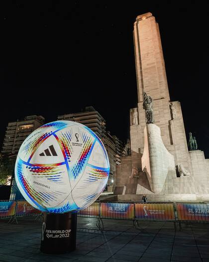 La pelota, testigo del Monumento a la Bandera, en Rosario.