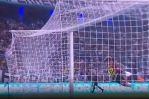 La pelota ya entró por el ángulo derecho, a pesar de la estirada de Acosta; el golazo de Piovi le dio el triunfo a Racing