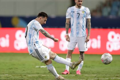 La pelota ya vuela hacia el arco de Ecuador: gol de Messi.
