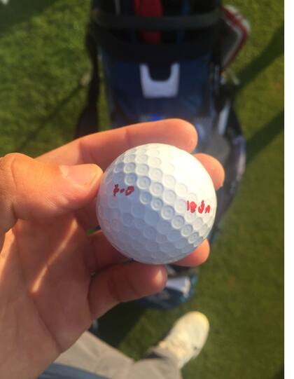 La pelotita de Jaime Rivarola, fanático de Estudiantes, con el "7-0" y "León" en su pelotita