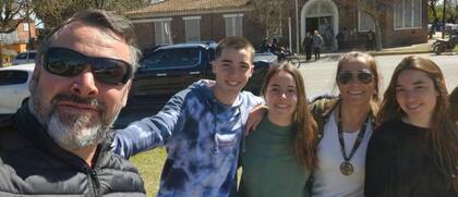 “La pelotita esa sale para cualquier lado, intentar pegarle, era entretenido. Y hay algo que tiene este deporte que no se puede explicar, pero que nos enamora a todos los que lo practicamos”, dice Helena.