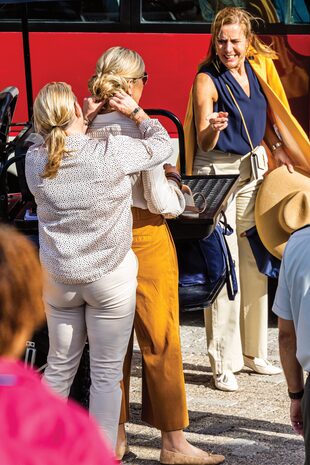 La peluquera de la Reina, Martina Stanislavova, y la dama de compañía, Pien Karnebeek, asisten a Su Majestad antes de una de las actividades en St. Maarten. 
