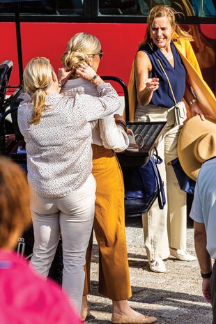 La peluquera de la Reina, Martina Stanislavova, y la dama de compañía, Pien Karnebeek, asisten a Su Majestad antes de una de las actividades en St. Maarten.