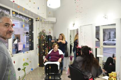 Móviles de Daniel Joglar (foto) en la peluquería Guapas