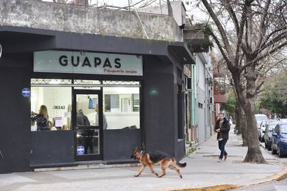 La peluquería Guapas "enroca" con la galería Ruth Benzacar. El artista es Daniel Joglar
