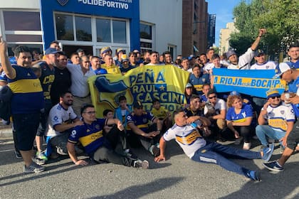 La peña de La Rioja "Raul Cascini" se reúne en la puerta del polideportivo para una foto improvisada.