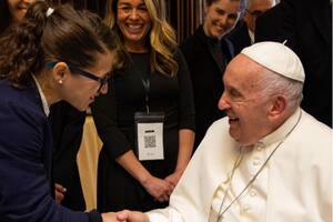 Paula Pareto mostró el regalo que recibió del Papa Francisco después de su encuentro en el Vaticano