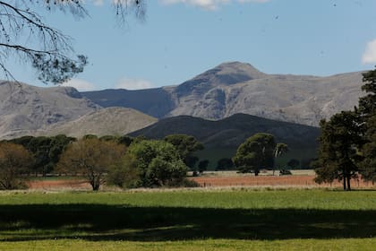 La Estancia Hogar Funke es un paraíso de 13.000 hectáreas, oculto tras una centenaria barrera de árboles y rodeado de los picos más elevados de la provincia de Buenos Aires