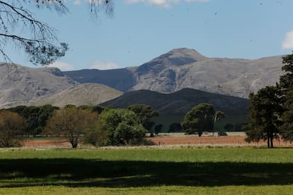 La Estancia Hogar Funke es un paraíso de 13.000 hectáreas, oculto tras una centenaria barrera de árboles y rodeado de los picos más elevados de la provincia de Buenos Aires