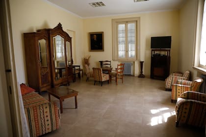 En los grandes salones de la estancia hay una biblioteca de 1500 ejemplares (todos en alemán), sala de música, de juego y una para mirar películas