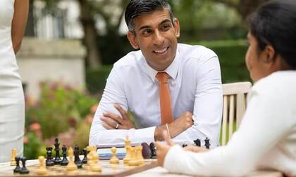 La pequeña Bodhana Sivanandan jugando con el Primer Ministro británico, Rishi Sunak, hace unos meses