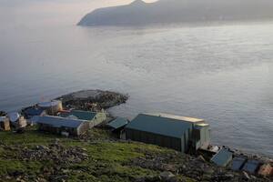 La Pequeña Diómedes y, enfrente, el territorio de Rusia, en el estrecho de Bering