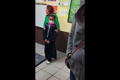 La pequeña es sordomuda y comenzó su ciclo escolar (Captura video)