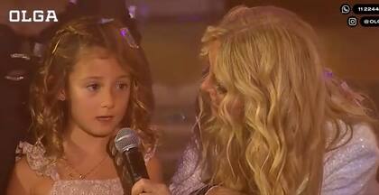 La pequeña estuvo en el homenaje de su abuela y cantó algunas canciones (Foto: Captura Olga)