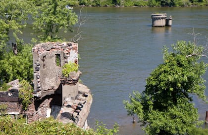 La pequeña isla donde se construyó el castillo tiene unos 80 kilómetros y en su gran mayoría estaba construida por rocas, pero también presentaba una agradable vegetación.
