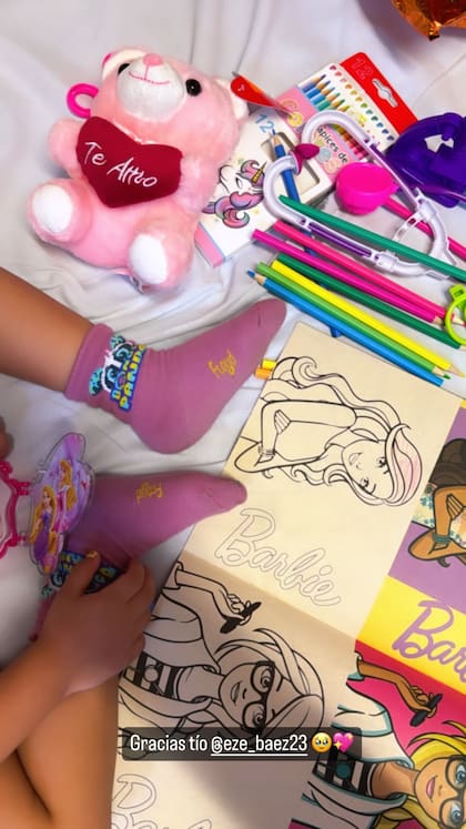 La pequeña Jamaica con sus libros para colorear mientras permanece en el hospital