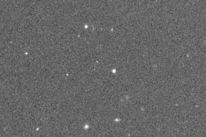 La pequeña mancha blanca alargada en el centro de la imagen, es el asteroide Apophis, que pasará muy cerca de la Tierra en el año 2029, y mucho más cerca en 2068