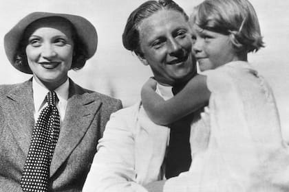 La pequeña Maria, en brazos de su padre Rudolph Sieber y junto a su madre, Marlene Dietrich, en el año 1931