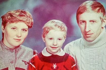 La pequeña Sasha, junto a sus padres, en su Rusia natal.