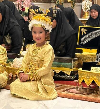 La pequeña se lució en la ceremonia de solemnización de votos, que tuvo lugar en la mezquita del sultán Omar Ali Saifuddien de Bandar Seri Begawean.