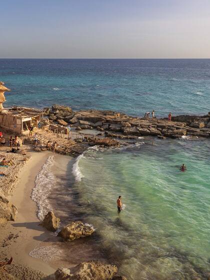 La pequeña y muy buscada playa de Caló des Mort, en Formentera.